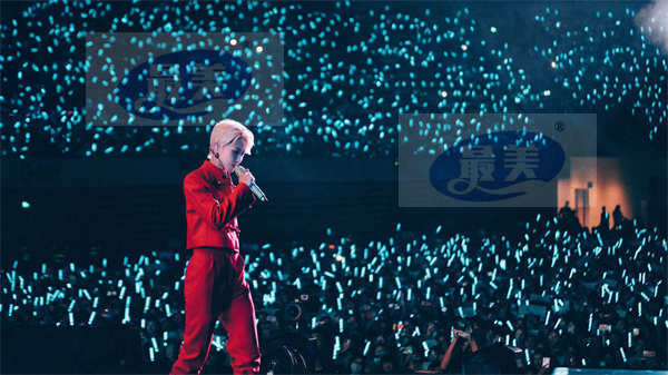 刘雨昕巡演第二站成都站震撼开唱 多变造型展现超规格时尚盛宴