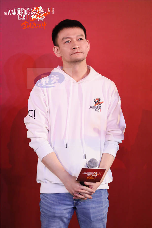 电影《流浪地球2》全国路演开启深圳站 真实道具现场亮相引发观众欢呼