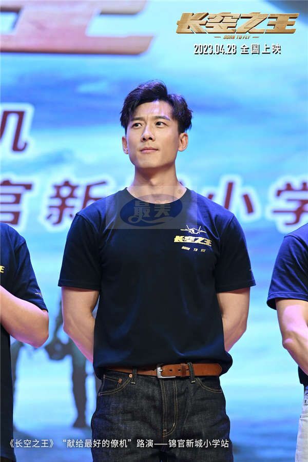 电影《长空之王》全国路演走进成都 险情真实还原获航空人点赞 歼-20呼啸观众热血沸腾