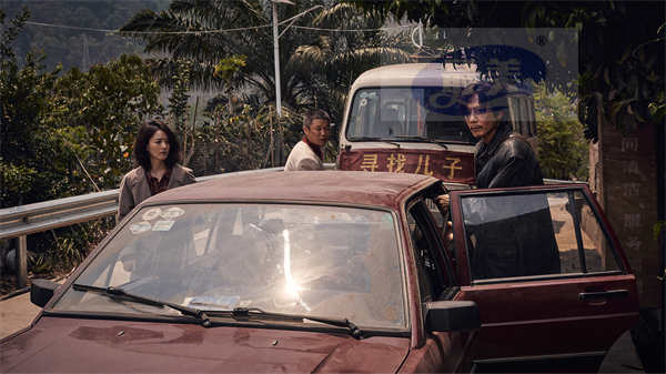 国庆档犯罪爽片《浴火之路》曝新预告 肖央赵丽颖刘烨狠人打拐荒诞上路