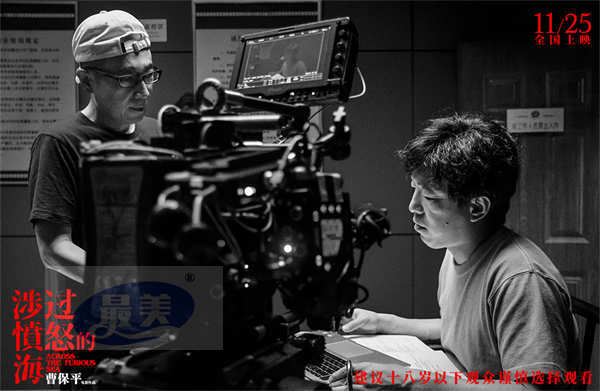 《涉过愤怒的海》曝特辑 “狂人导演”曹保平贪婪创作逼“疯”黄渤