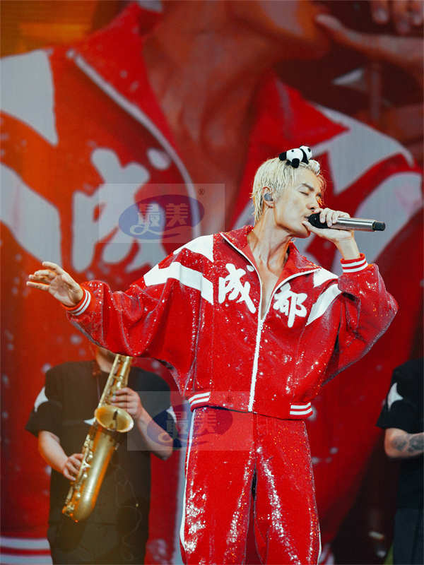 吴克群成都演唱会新玩法 方言版五步控雨引发众议