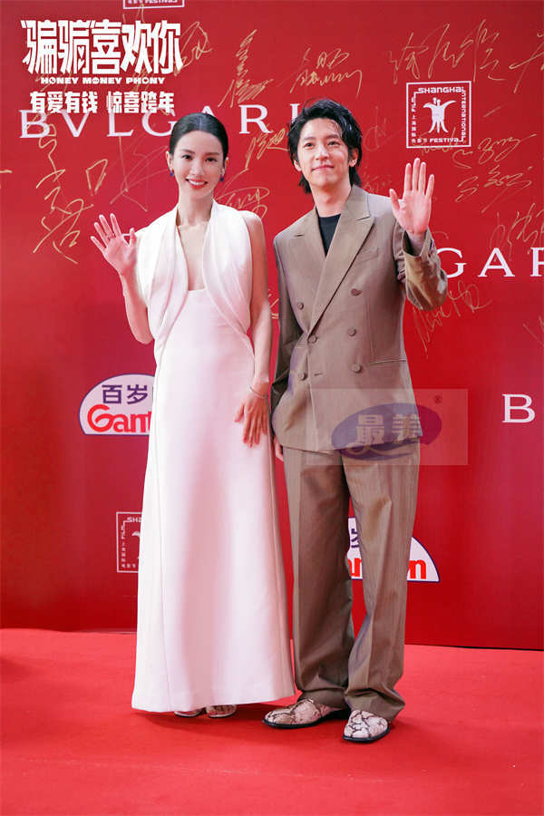 爱情喜剧电影《“骗骗”喜欢你》亮相上海国际电影节   金晨孙阳“神还原”游客打卡
