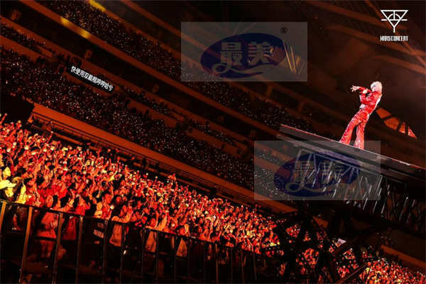 华晨宇火星演唱会南京站火热开唱 暖心发言回应歌迷爱意