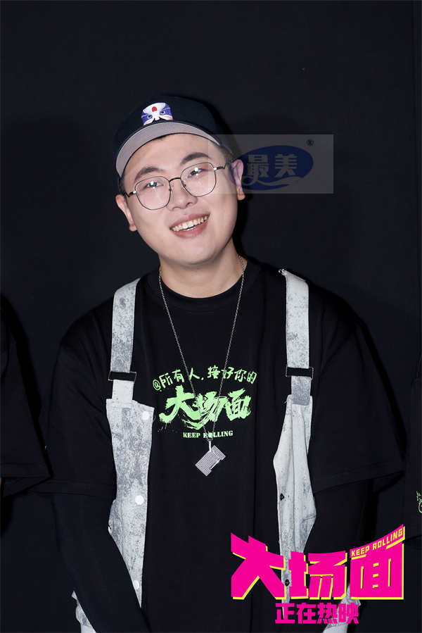 喜剧电影《大场面》今日正式上映 十喜临门四大看点 有你有我就是大场面!