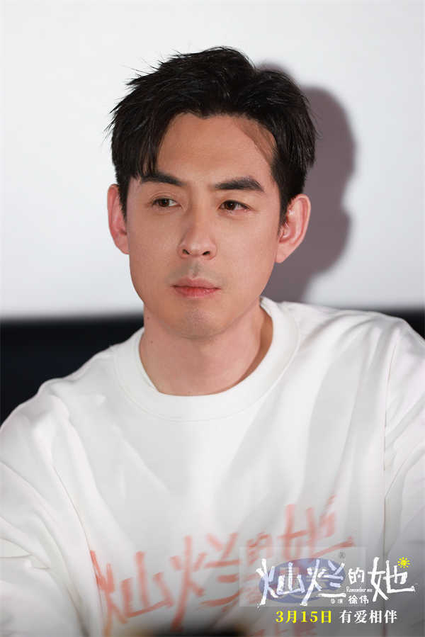 电影《灿烂的她》首映礼 惠英红刘浩存祖孙同框认证“惠存”搭档