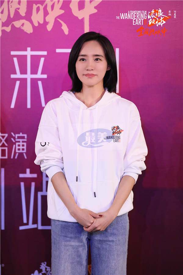 电影《流浪地球2》全国路演开启深圳站 真实道具现场亮相引发观众欢呼