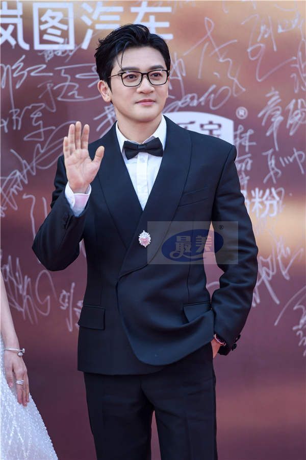 苏有朋黑色西装出席华表奖 朗诵诗句致敬电影人 (1).jpg 苏有朋黑色西装出席华表奖 朗诵诗句致敬电影人
