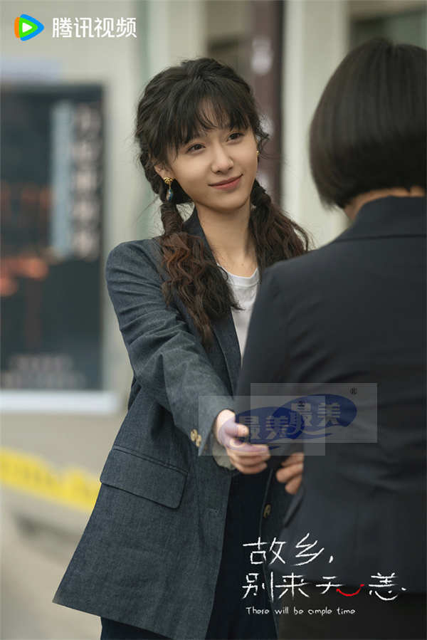 《故乡，别来无恙》发重逢曲《岁岁》MV  任素汐乘“音乐时光机”追忆童年故乡