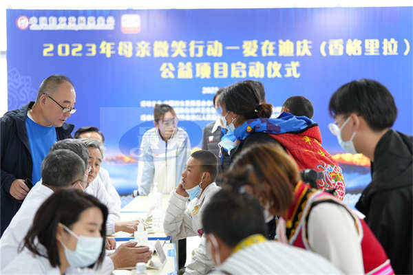 苏有朋六一儿童节现身香格里拉做公益 呼吁关注唇腭裂儿童