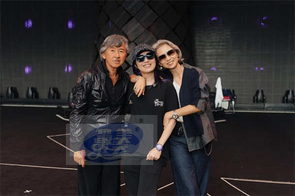 杨千嬅北京新工体开唱 嘉宾叶蒨文林子祥惊喜现身