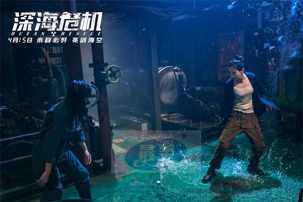 危机气氛拉满 超高难度拍摄！《深海危机》发布“正邪对决”剧照