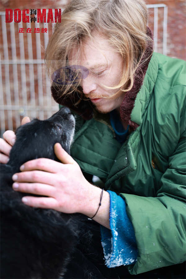 《狗神》主创爱心空降救助基地 “重妆登场”片段上演人狗组团反杀