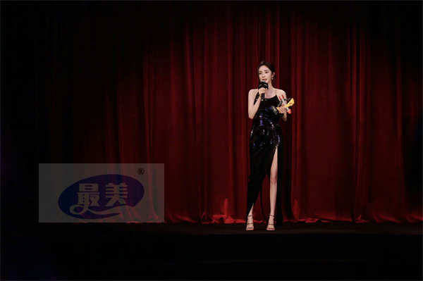 杨幂黑色亮片裙惊艳亮相盛典 化身暗夜精灵成红毯“亮”点