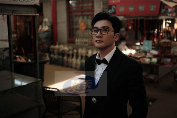 苏有朋黑色西装出席华表奖 朗诵诗句致敬电影人 (2).jpg 苏有朋黑色西装出席华表奖 朗诵诗句致敬电影人