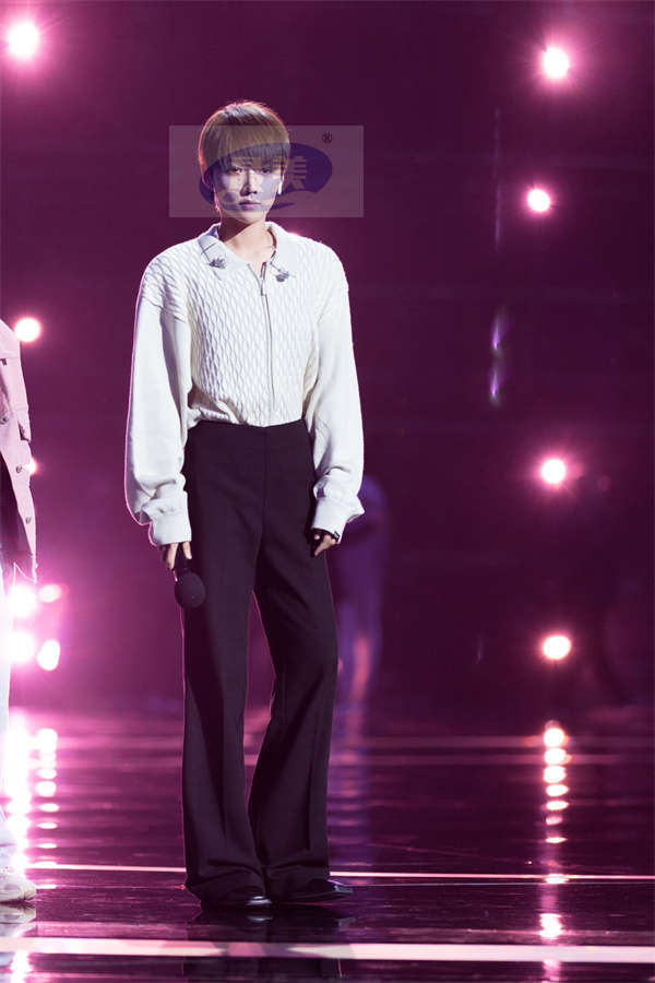 刘雨昕廓形西装亮相北影节红毯 开幕式演唱推广曲《忽然想起来》