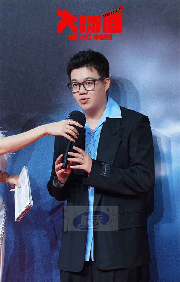 灾难喜剧电影《大场面》路演走进阿那亚海浪电影周 主创携亲友走红毯高呼“出息了”