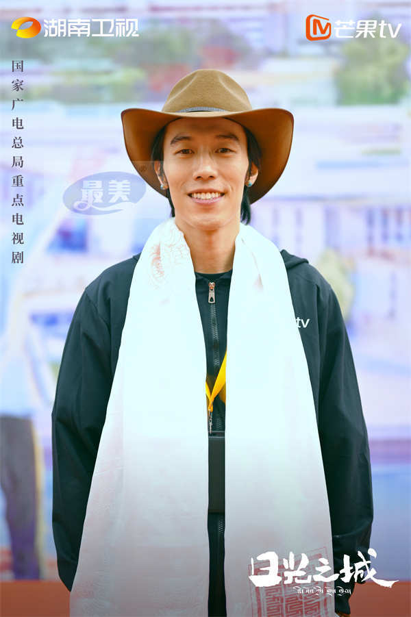 王宝强带《八角笼中》回邢台老家 笑泪狂飙横幅齐飞老乡送上“金口碑”