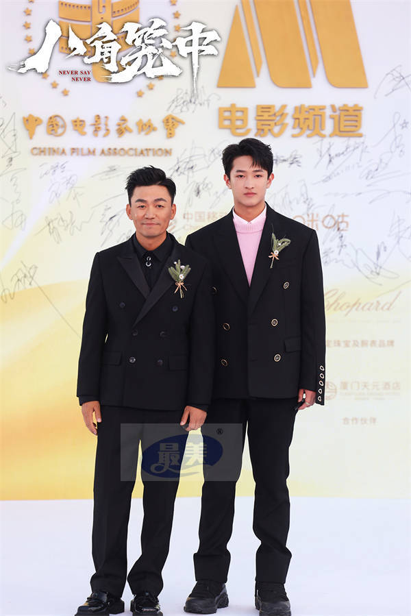 《八角笼中》剧组亮相金鸡红毯  王宝强史彭元戴狗尾草展示顽强生命力