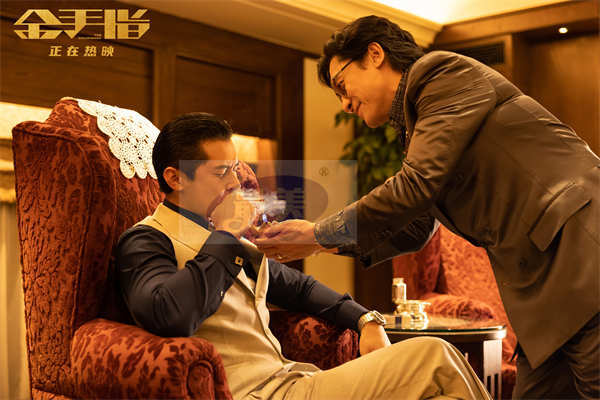 电影《金手指》曝“幕后金主”片段 梁朝伟深陷金钱迷局身不由己