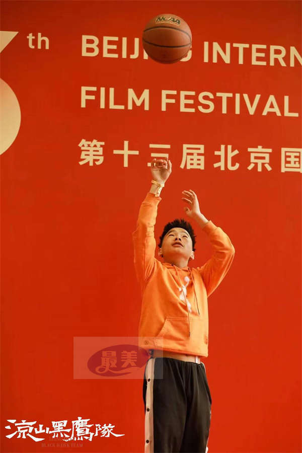 单挑人生上半场,人民日报数字传播首部院线电影重磅亮相北影节红毯!