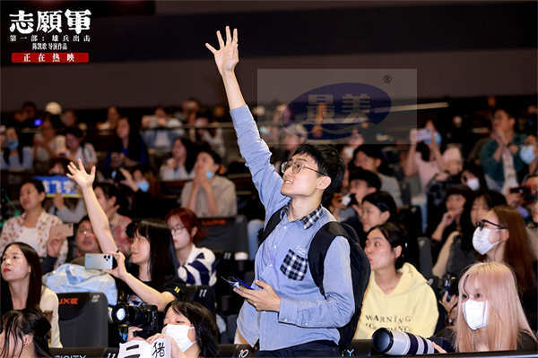 《志愿军：雄兵出击》再曝新片段 上海路演收到全龄段观众“表白”