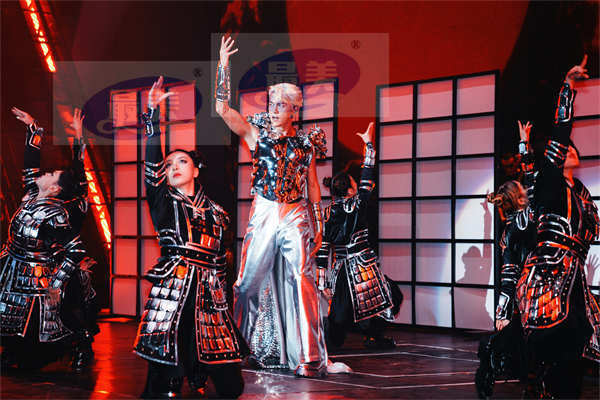 吴克群成都演唱会新玩法 方言版五步控雨引发众议