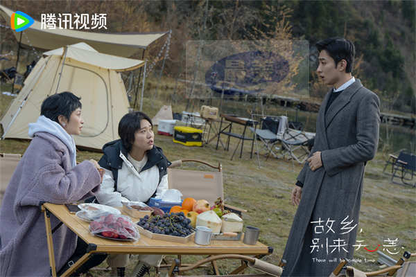《故乡,别来无恙》发“边边游”露营剧情海报 “恋爱修罗场”高能戏码今日来袭