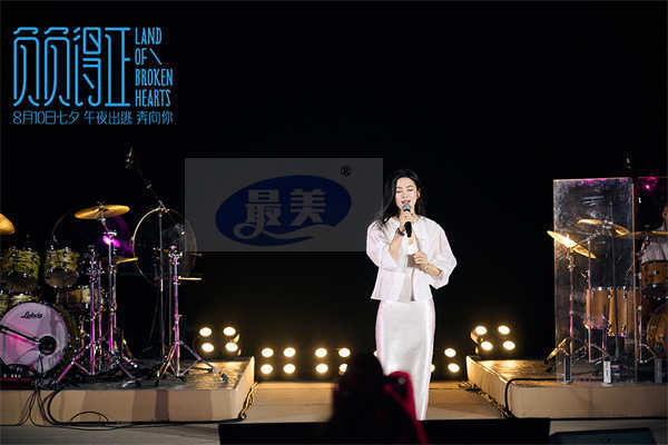 《负负得正》海边音乐派对 朱一龙片尾主题曲首演唱嗨全场