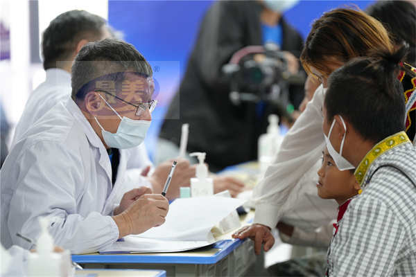 苏有朋六一儿童节现身香格里拉做公益 呼吁关注唇腭裂儿童