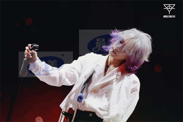 华晨宇火星演唱会南京站火热开唱 暖心发言回应歌迷爱意