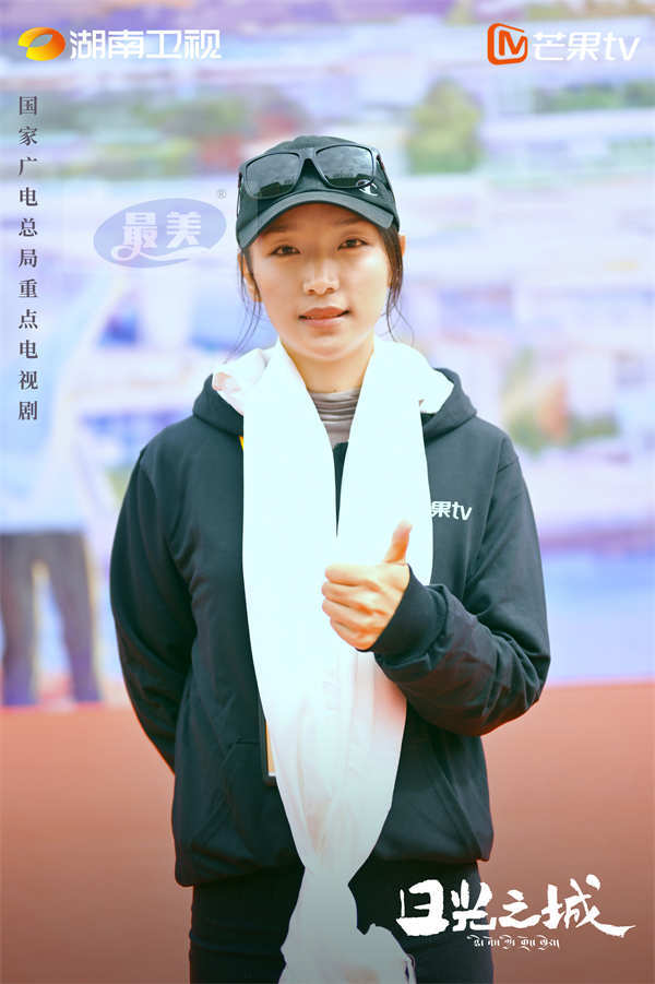 王宝强带《八角笼中》回邢台老家 笑泪狂飙横幅齐飞老乡送上“金口碑”