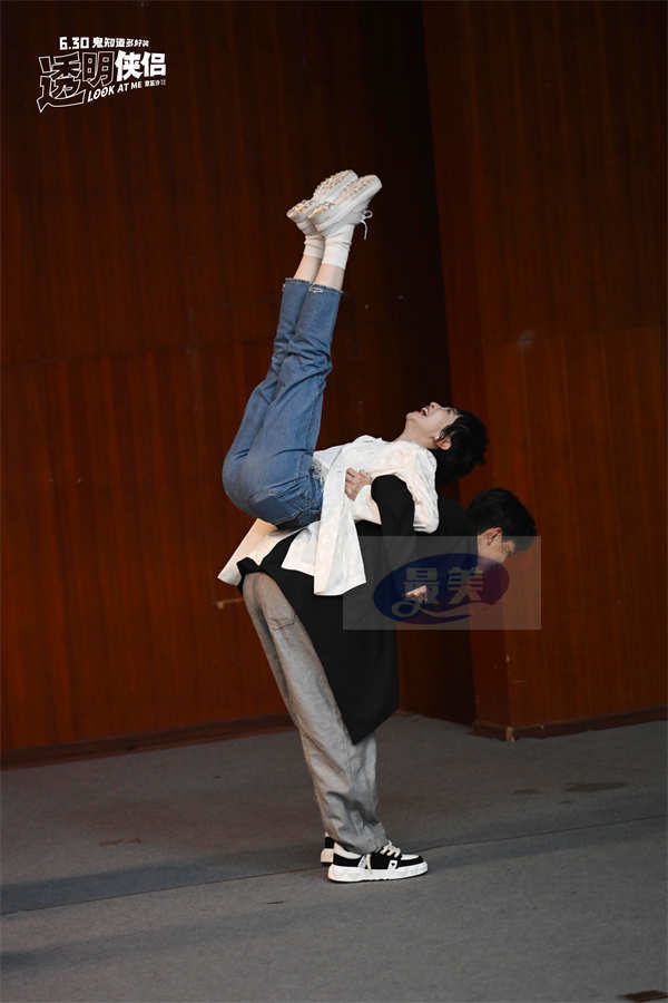 《透明侠侣》北京路演“00后”盛赞喜剧宝藏  史策王皓现场唱跳惊喜爆棚