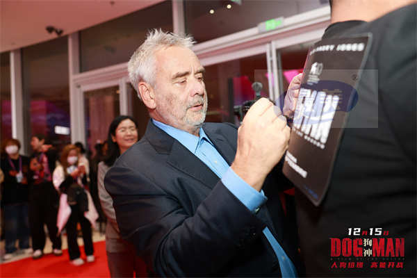 吕克·贝松空降《狗神》中国首映礼 终极预告海报双发高能来袭