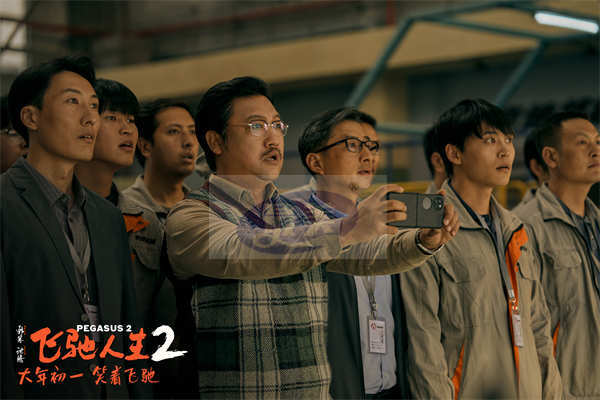 电影《飞驰人生2》曝全新预告和海报 沈腾携飞驰车队热血冲刺巴音布鲁克赛道“燃起来了”