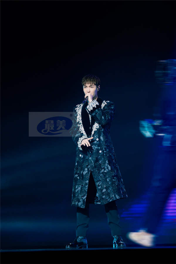 张艺兴D.N.A音乐联盟舞台首秀 获年度实力艺人奖