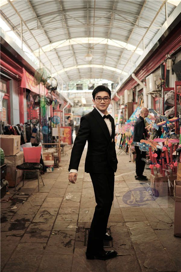 苏有朋黑色西装出席华表奖 朗诵诗句致敬电影人 (4).jpg 苏有朋黑色西装出席华表奖 朗诵诗句致敬电影人