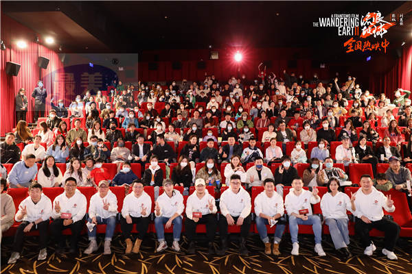 电影《流浪地球2》全国路演开启深圳站 真实道具现场亮相引发观众欢呼