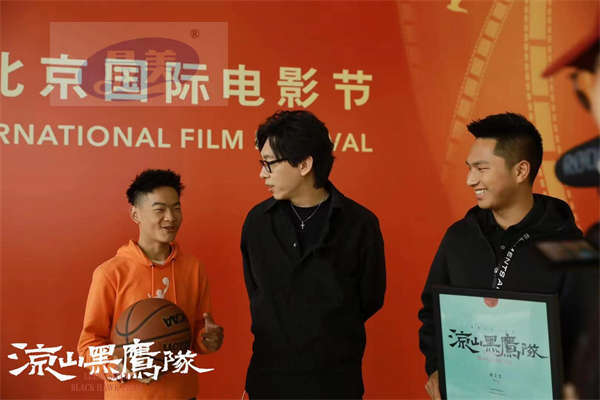 单挑人生上半场,人民日报数字传播首部院线电影重磅亮相北影节红毯!