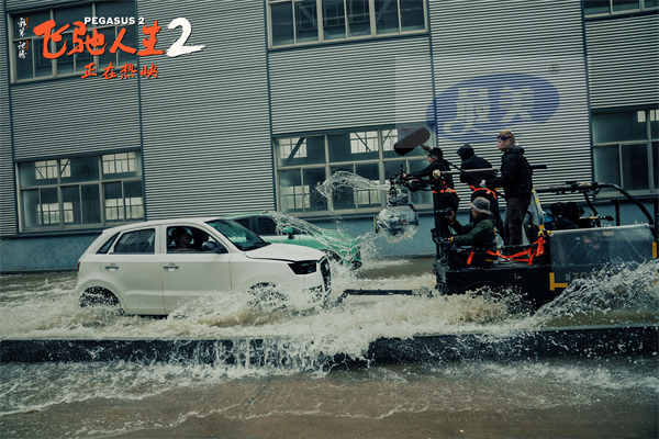 电影《飞驰人生2》发布“飞驰吧!团魂”幕后特辑 46部门千人团队齐心打造震撼视听