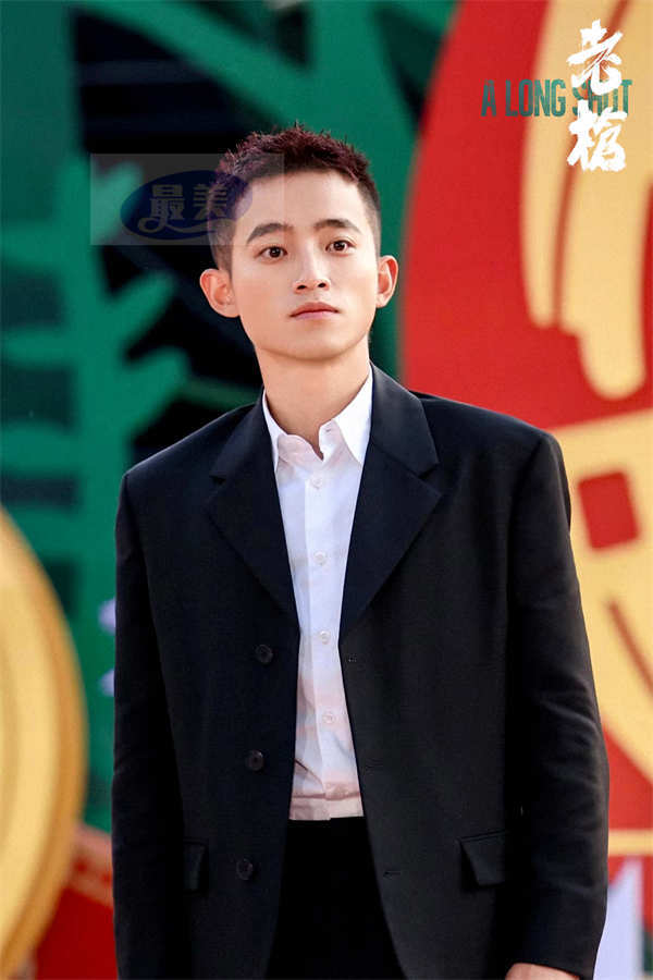 电影《老枪》中国首映口碑获赞 祖峰秦海璐周政杰亮相北影节红毯