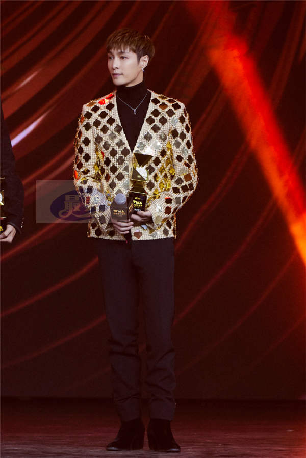 张艺兴D.N.A音乐联盟舞台首秀 获年度实力艺人奖