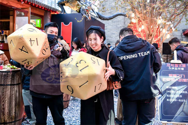 《龙与地下城：侠盗荣耀》首映礼变酒局 派派、休叔领衔全阵容惊喜连线