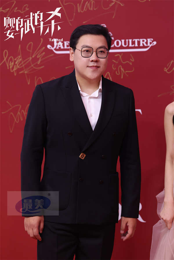 《鹦鹉杀》亮相上海国际电影节红毯 周冬雨领衔剧组尽显有爱“团魂”