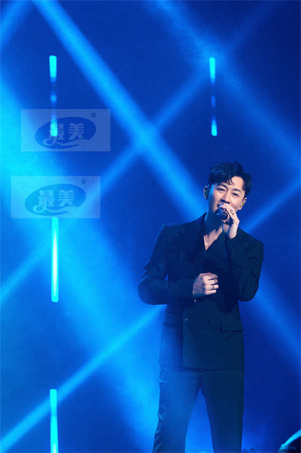 苏有朋巡演与林峯合体演唱《霍元甲》 歌迷热情喊话唱到90岁