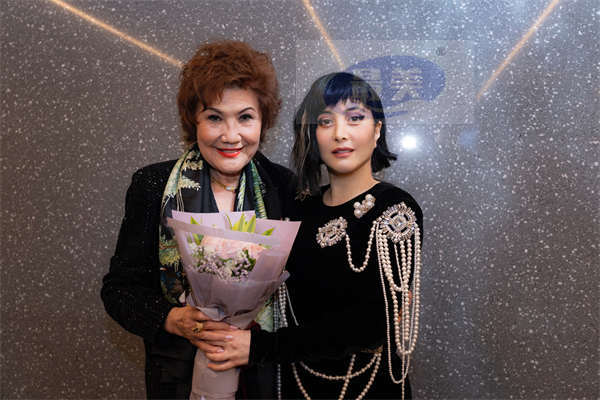 何超仪新片吉隆坡首映 受邀出席杨紫琼影后派对