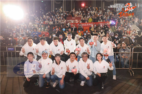 《流浪地球2》重庆路演 导演收到大号“马兆海鸥”美术指导分享太空电梯创作理念