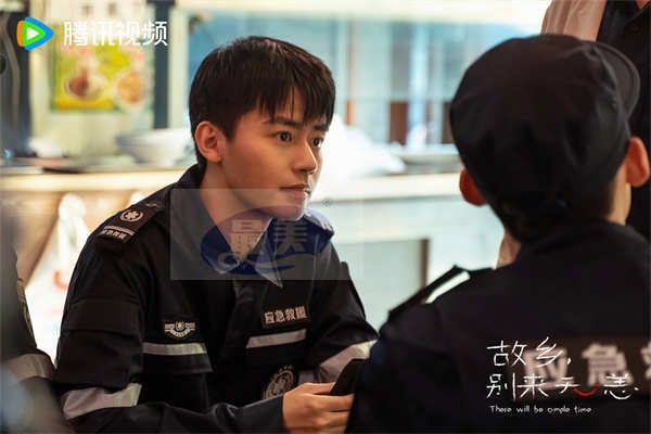 《故乡，别来无恙》发重逢曲《岁岁》MV  任素汐乘“音乐时光机”追忆童年故乡