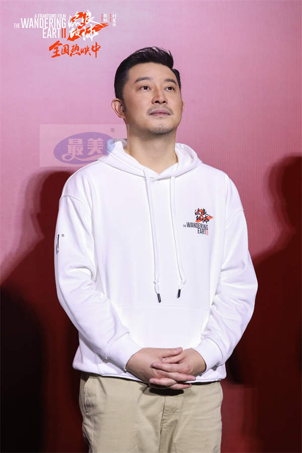 电影《流浪地球2》全国路演青岛站主创齐呼“回家” 小朋友送画感谢科幻启蒙