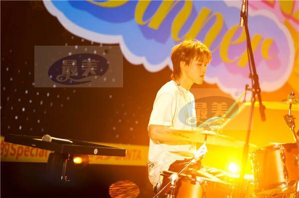 赞多夏日新歌分享会唱跳超惊喜 展露舞台王者风范